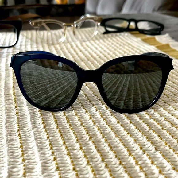Hi! These cobalt blue Oakley shades are well made and  display picture 1